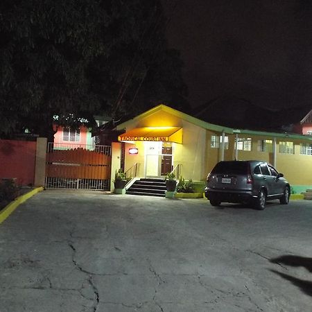 Tropical Court Inn New Кингстън Екстериор снимка