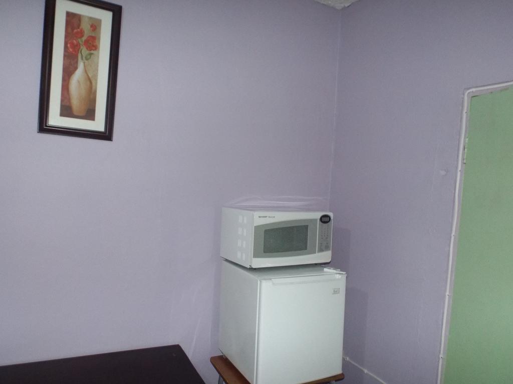 Tropical Court Inn New Кингстън Стая снимка