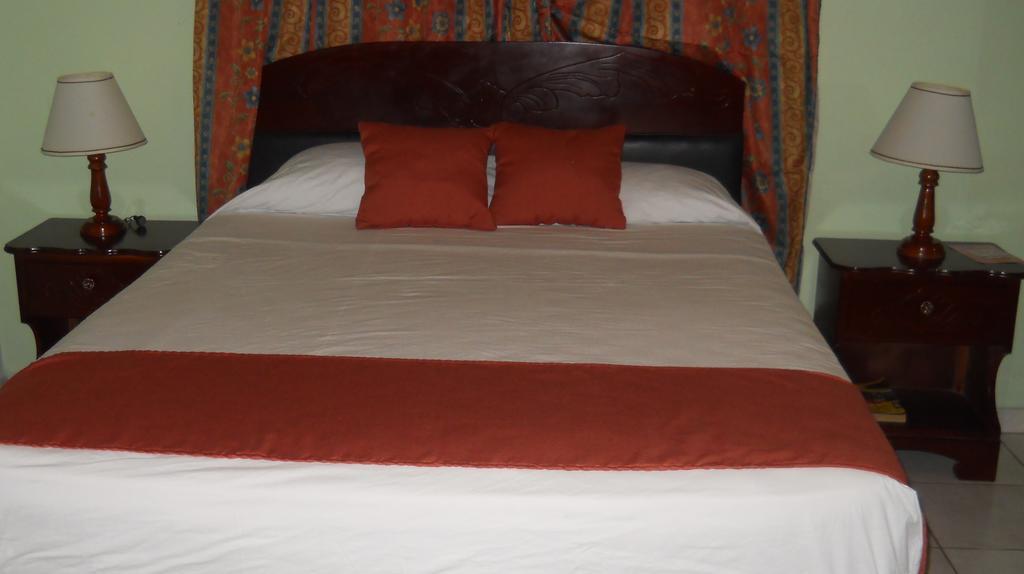 Tropical Court Inn New Кингстън Стая снимка