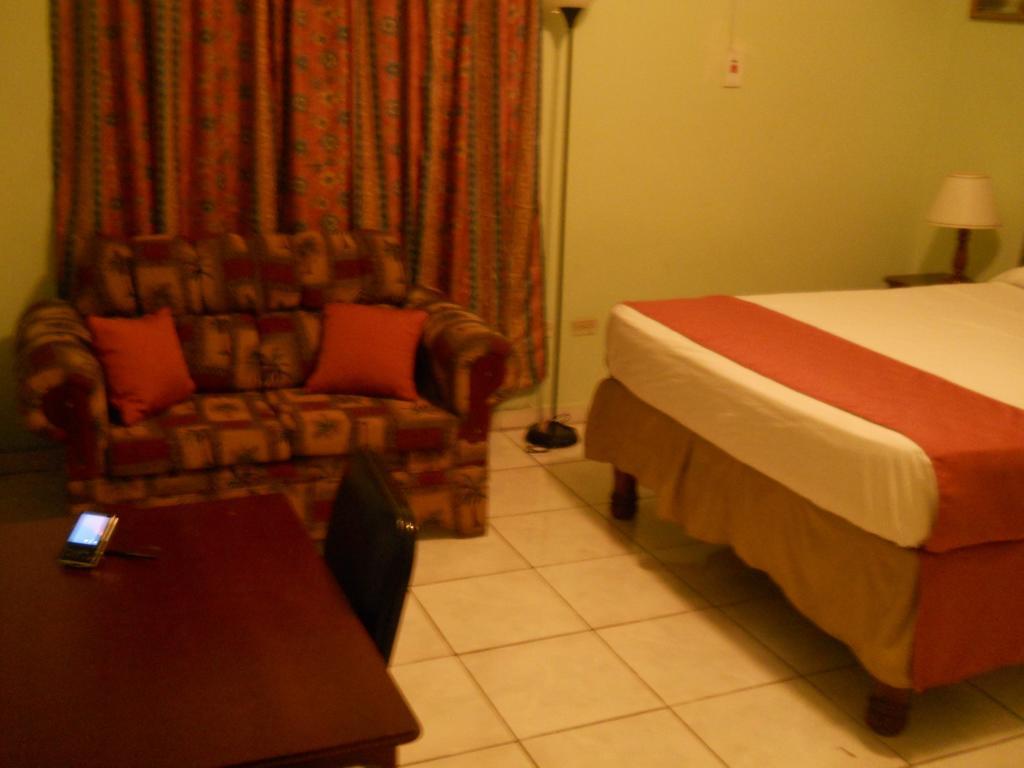 Tropical Court Inn New Кингстън Стая снимка