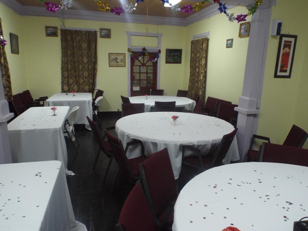 Tropical Court Inn New Кингстън Екстериор снимка