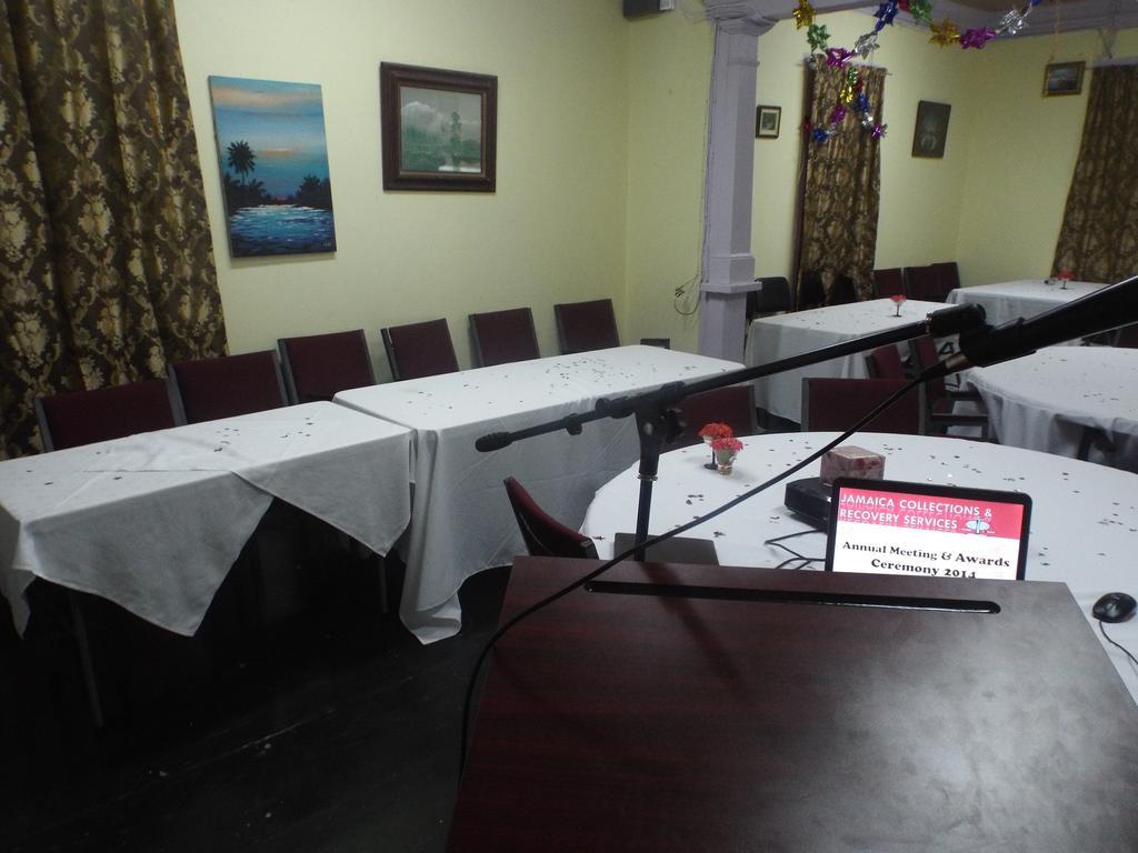 Tropical Court Inn New Кингстън Екстериор снимка