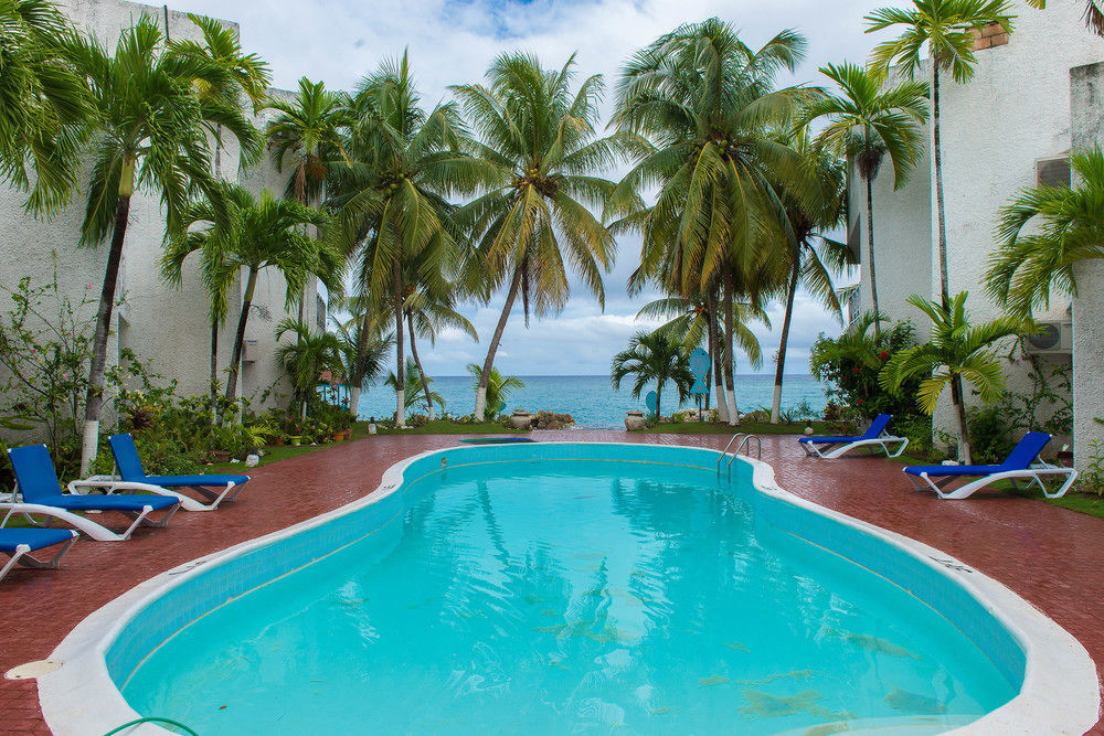 Tropical Court Inn New Кингстън Екстериор снимка